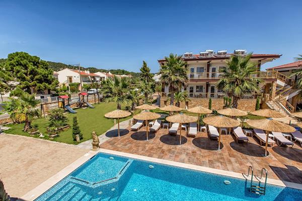 Greek Pride Hotel _ Apartments - le7akhke i suncobrani pored bazena.jpg