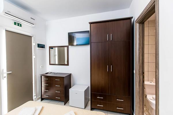 Greek Pride Hotel _ Apartments - soba iz još jednog ugla.jpg