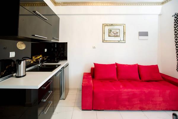 Greek Pride Hotel _ Apartments - sofa i čajna kuhinja.jpg