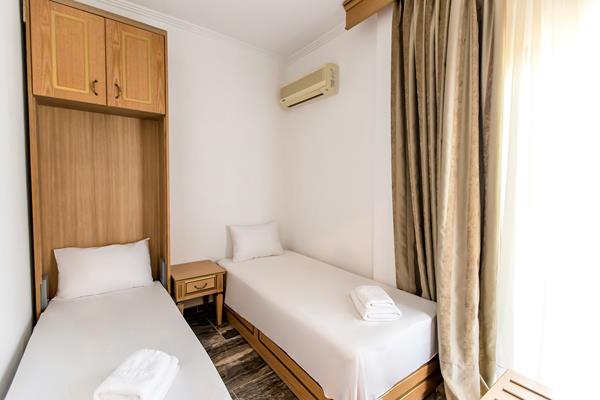 Greek Pride Seafront hotel - dva single ležaja.jpg