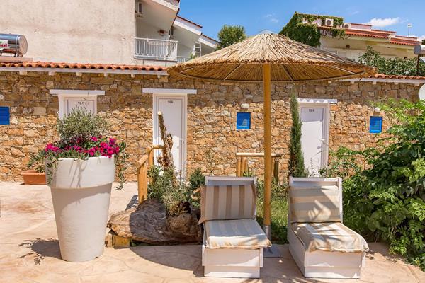 Greek Pride Seafront hotel - ležaljke u bašti hotela.jpg