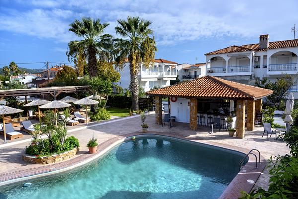 Greek Pride Seafront hotel - pogled na objekat i bazen.jpg