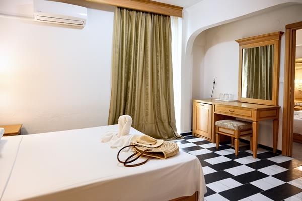 Greek Pride Seafront hotel - pogled na sobu.jpg