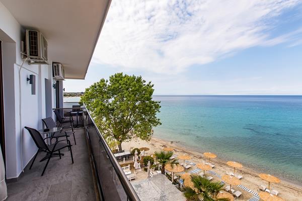 Greek Pride Seafront hotel - pogled sa balkona ka plaži.jpg