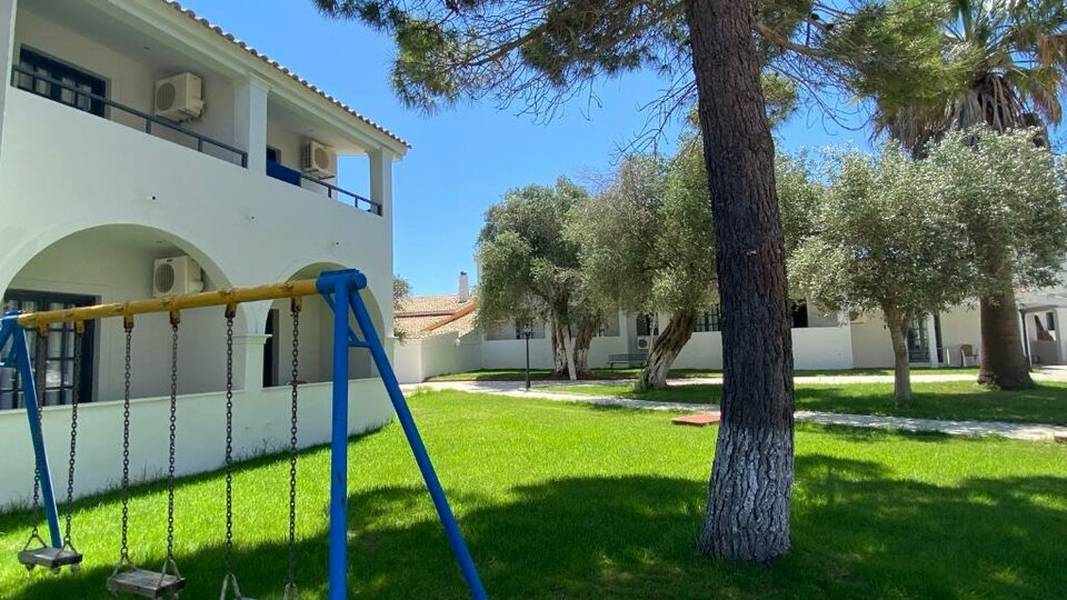 SunGate hotel - pogled na baštu.jpg