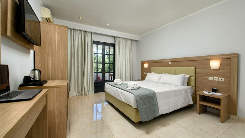 SunGate hotel - pogled na sobu.jpg