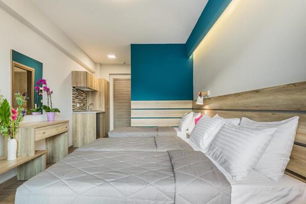 Hotelo Sunshine Apartments - pogled na ležajeve u trokrevetnoj sobi.jpg