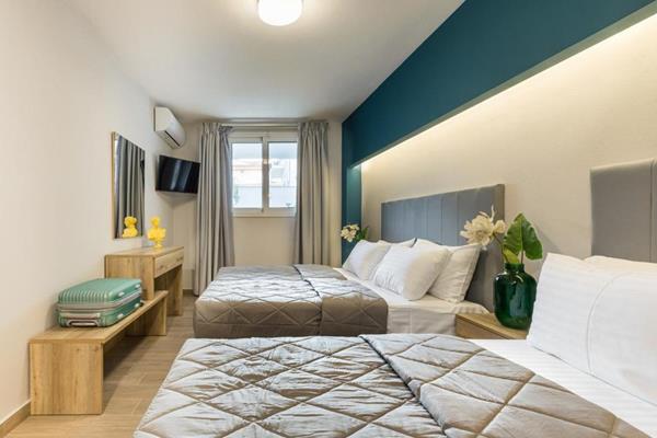 Hotelo Sunshine Apartments - pogled na tri ležaja.jpg