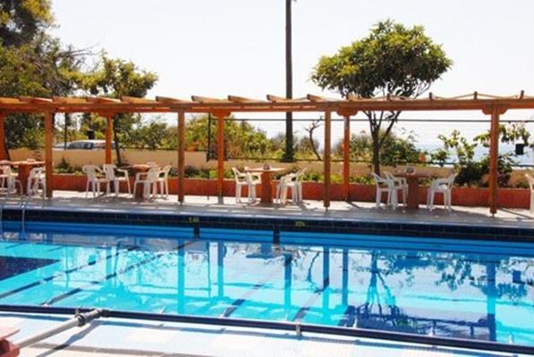 Aphrodite Hotel - stolovi i stolice pored bazena.jpg