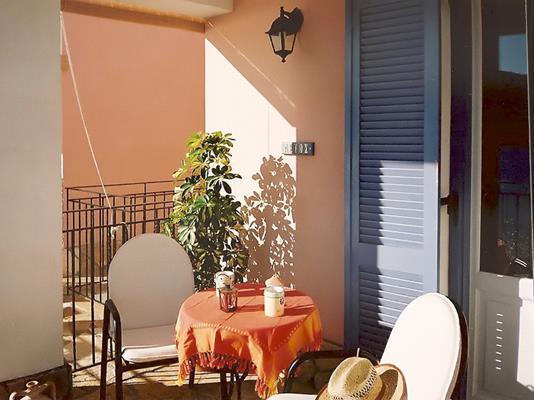 Dioskouroi Apartments - sto i stolice.jpg