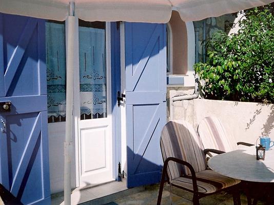 Dioskouroi Apartments bašta hotela.jpg