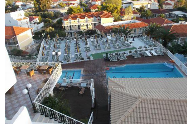Captain_s hotel - pogled na bazen.jpg