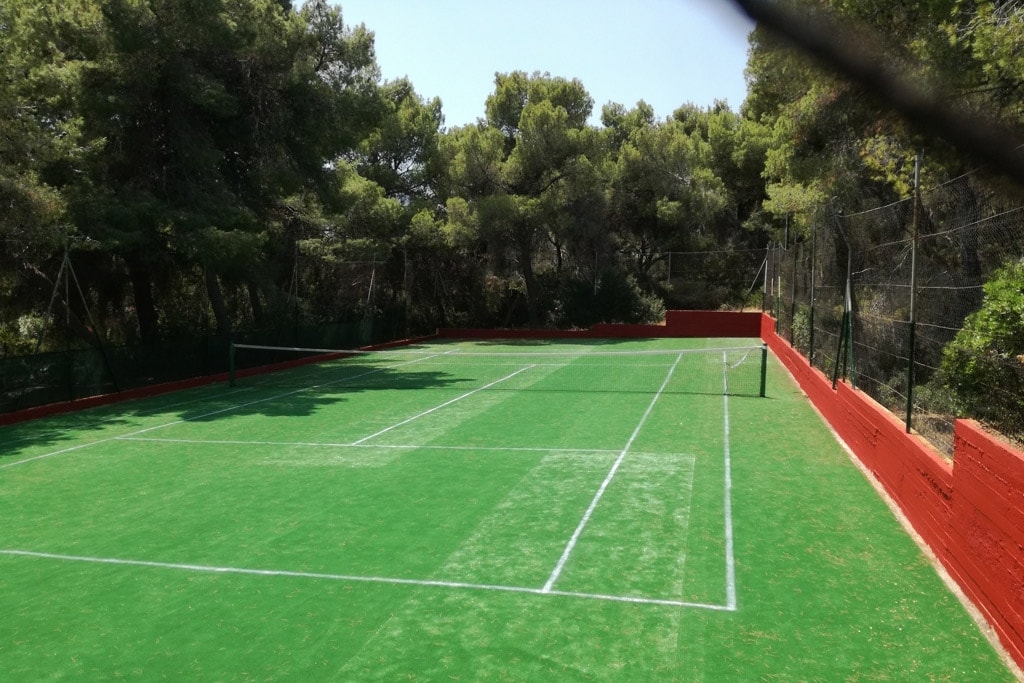 Hotel Apollo tennis court.jpg