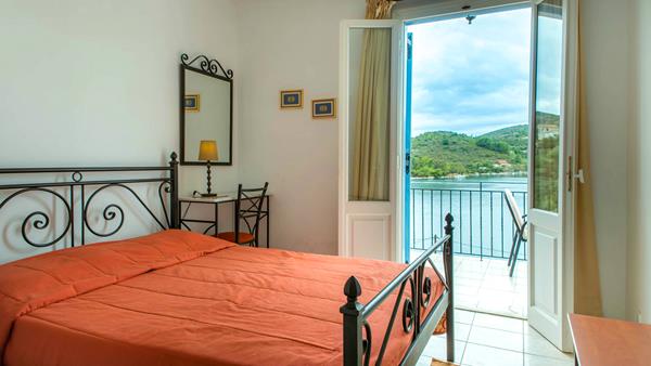 Dioskouroi hotel - francuski ležaj.jpg