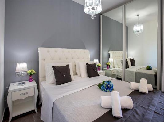 Astris Sun Hotel - pogled na francuski ležaj.jpg