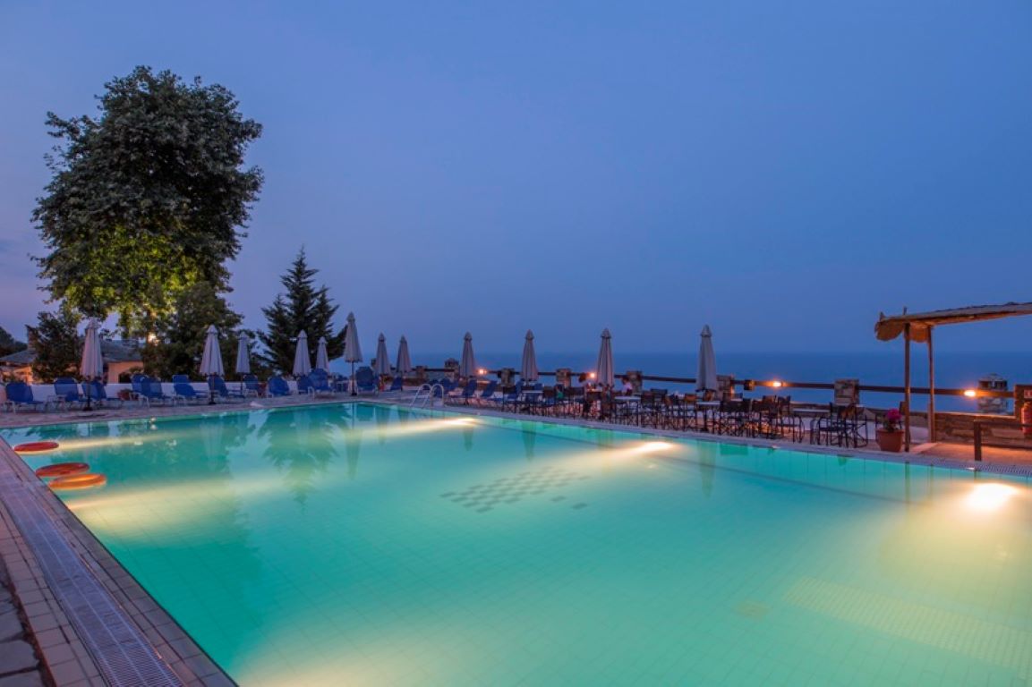 Hotel Pilio Sea Horizon-Bazen nocu.jpg