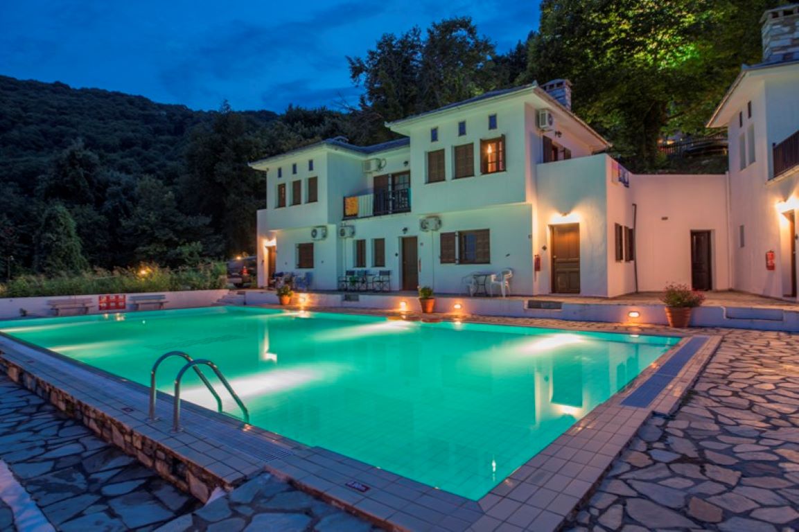 Pilio Sea Horizon Hotel-Bazen nocu.jpg