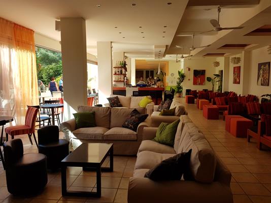 Ipsos Beach hotel - prostora za sedenje drugi ugao.jpg