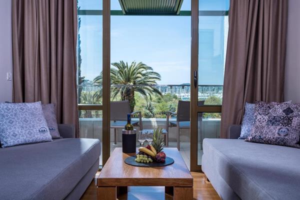 Kontokali Bay Hotel Suites - deo za sedenje.jpg