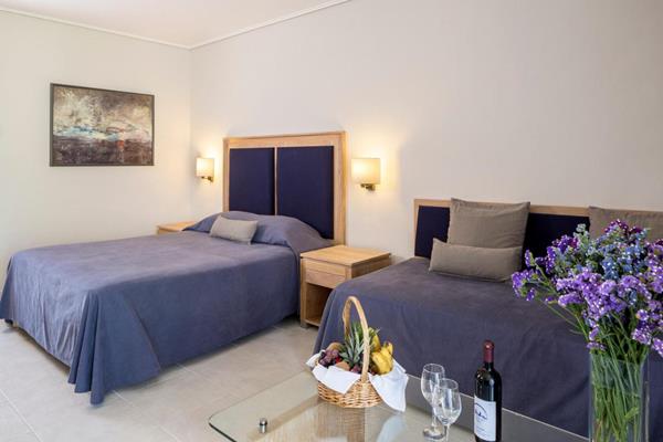 Kontokali Bay Hotel Suites - francuski lezaj.jpg