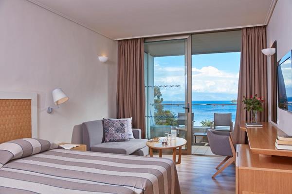 Kontokali Bay Hotel Suites - pogled na sobu.jpg