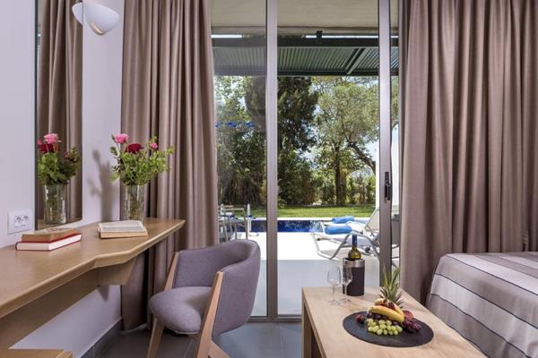 Kontokali Bay Hotel Suites - soba sa privatnim bazenom.jpg