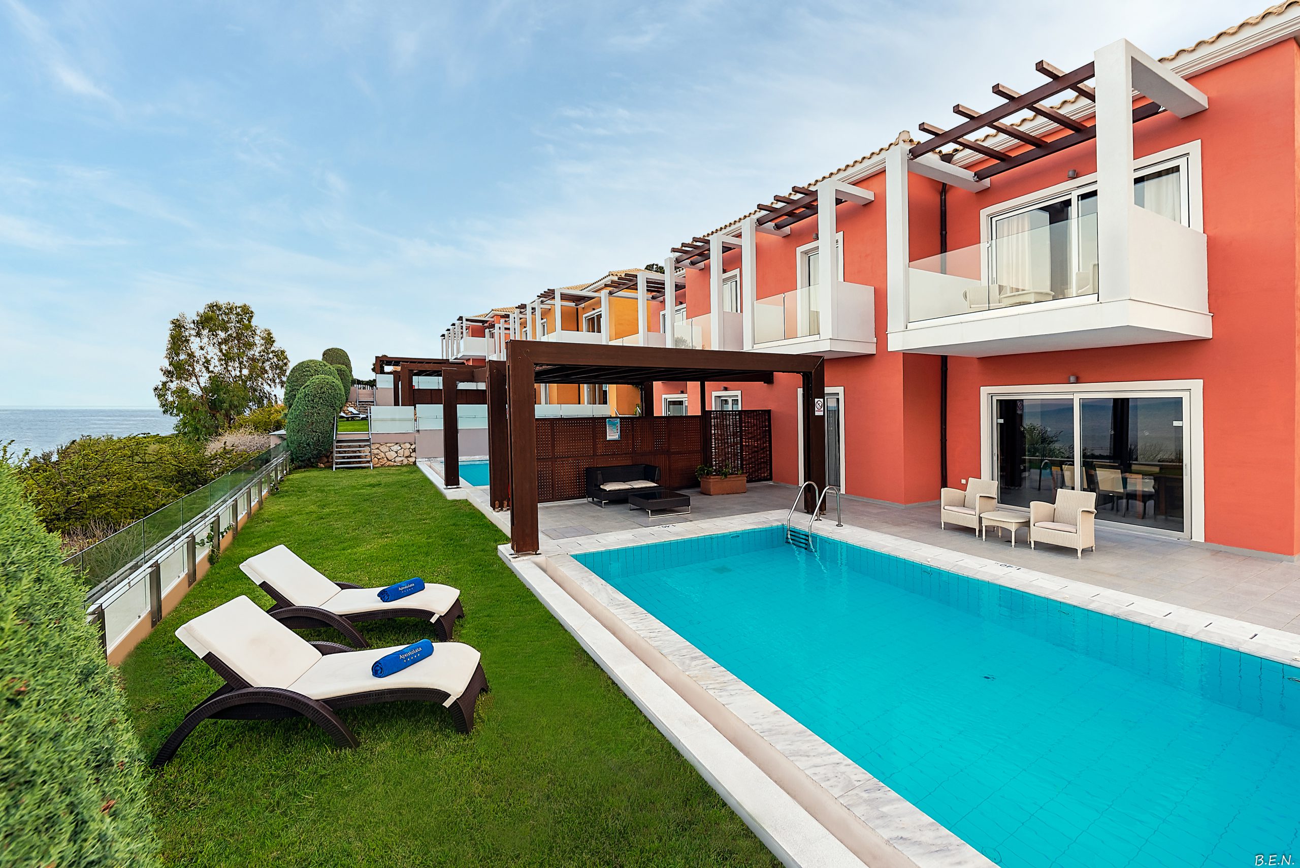 Apostolata Island Resort and Spa-dvorište.jpg