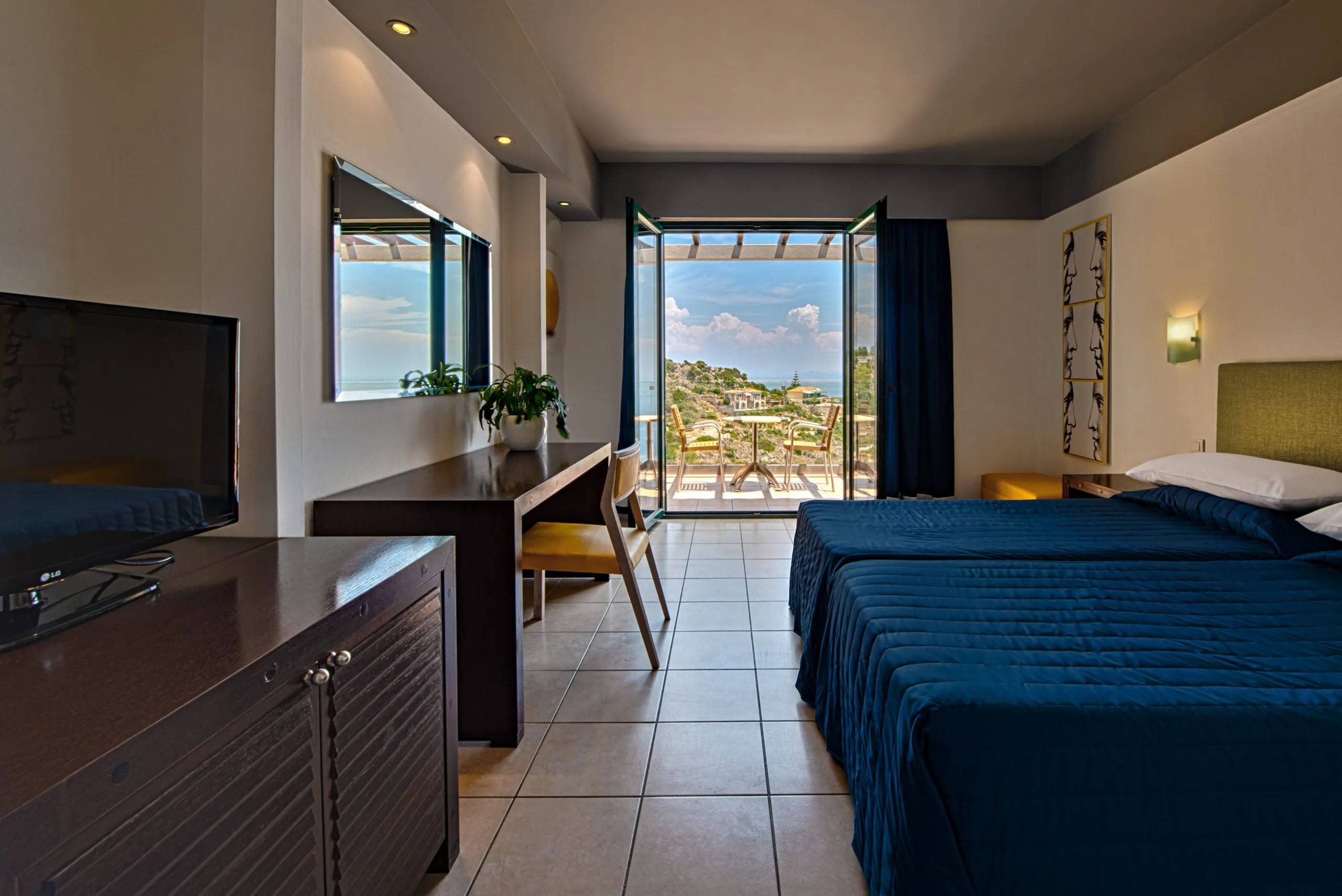 Apostolata Island Resort and Spa-soba sa pogledom na planinu.jpg