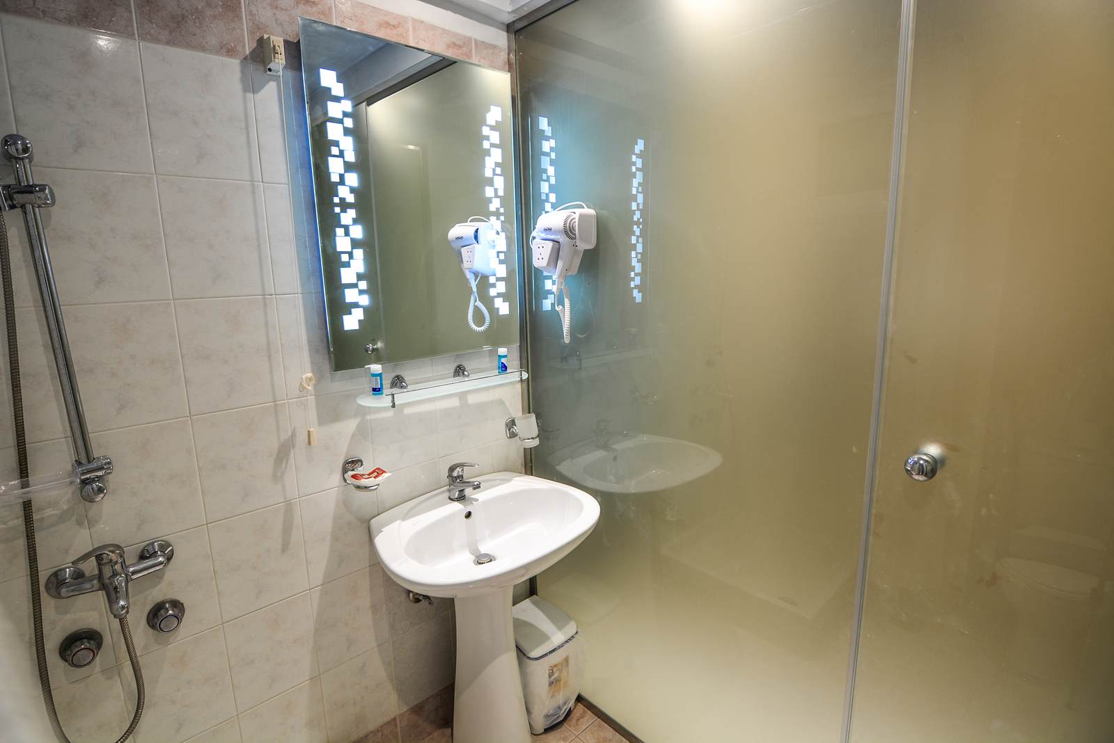 Hotel Aqua Mare Resort bathroom.jpg