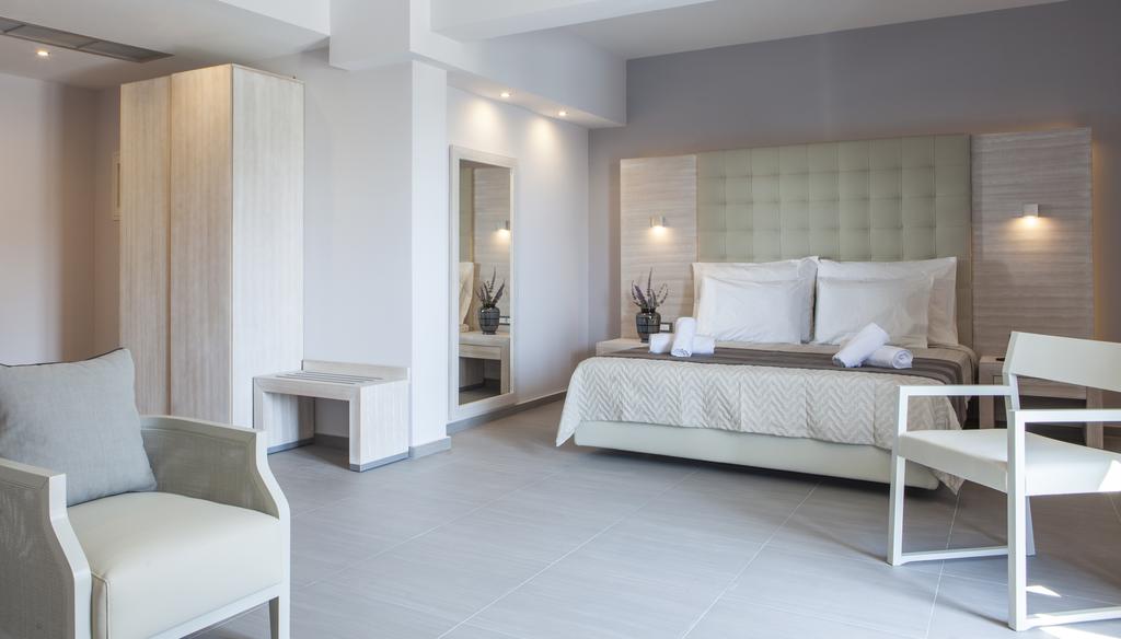 Hotel Aqua Oliva junior suite sea view.jpg