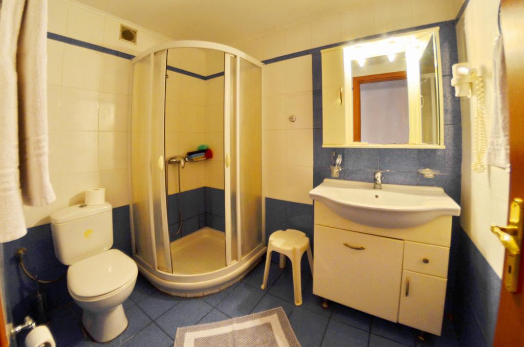 Hotel Aretousa bathroom.jpg