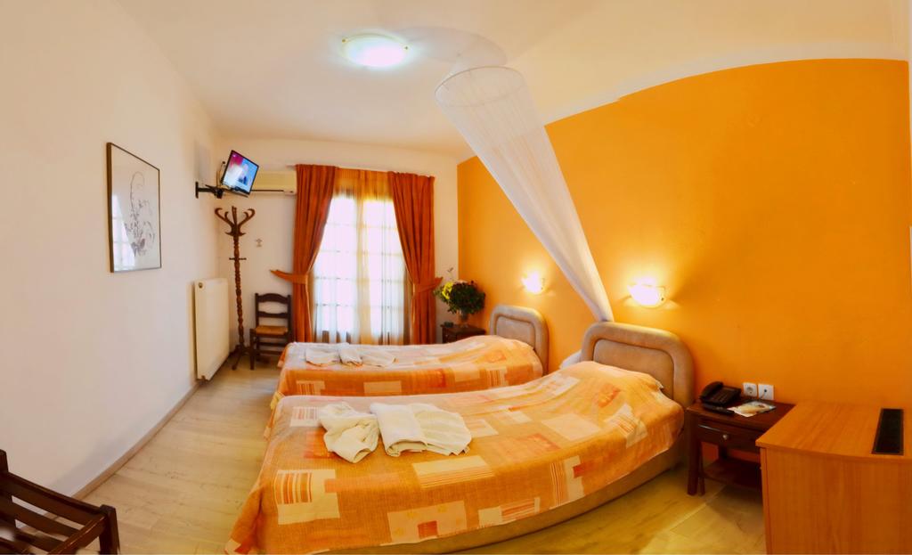 Hotel Aretousa double room 1.jpg