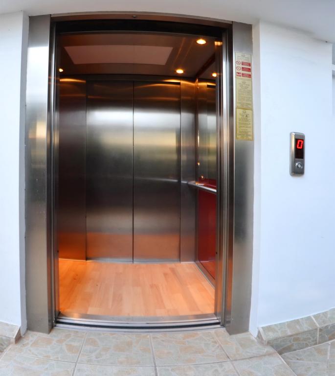 Hotel Aretousa lift.jpg