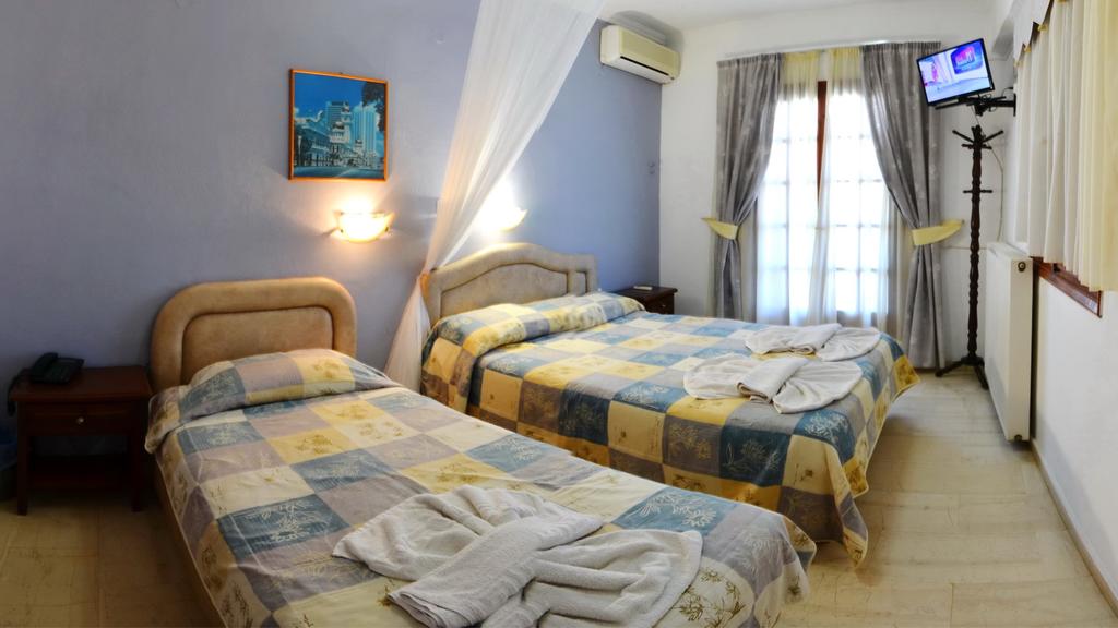 Hotel Aretousa triple room 1.jpg