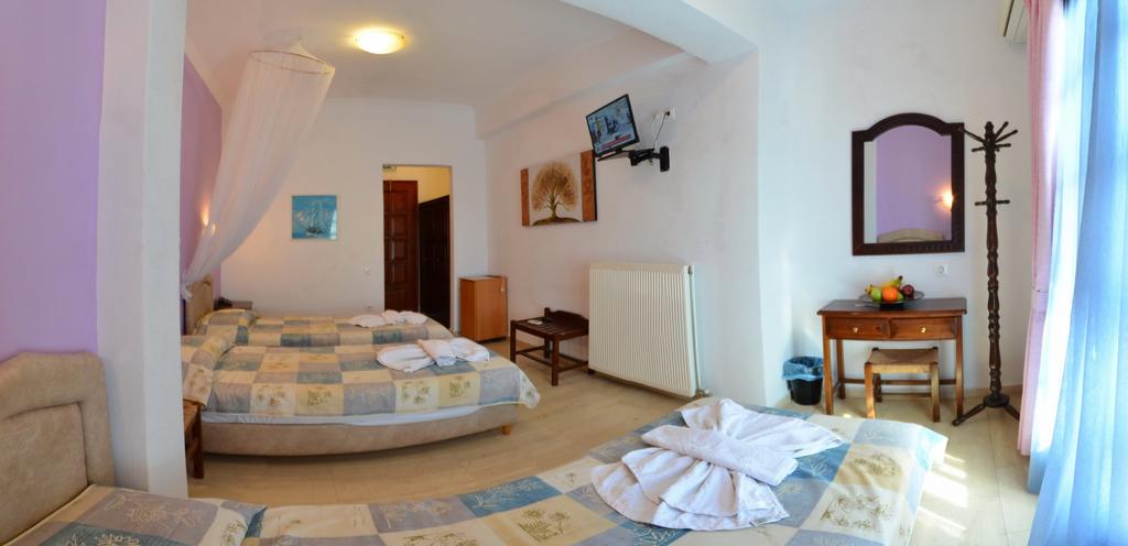Hotel Aretousa triple room.jpg