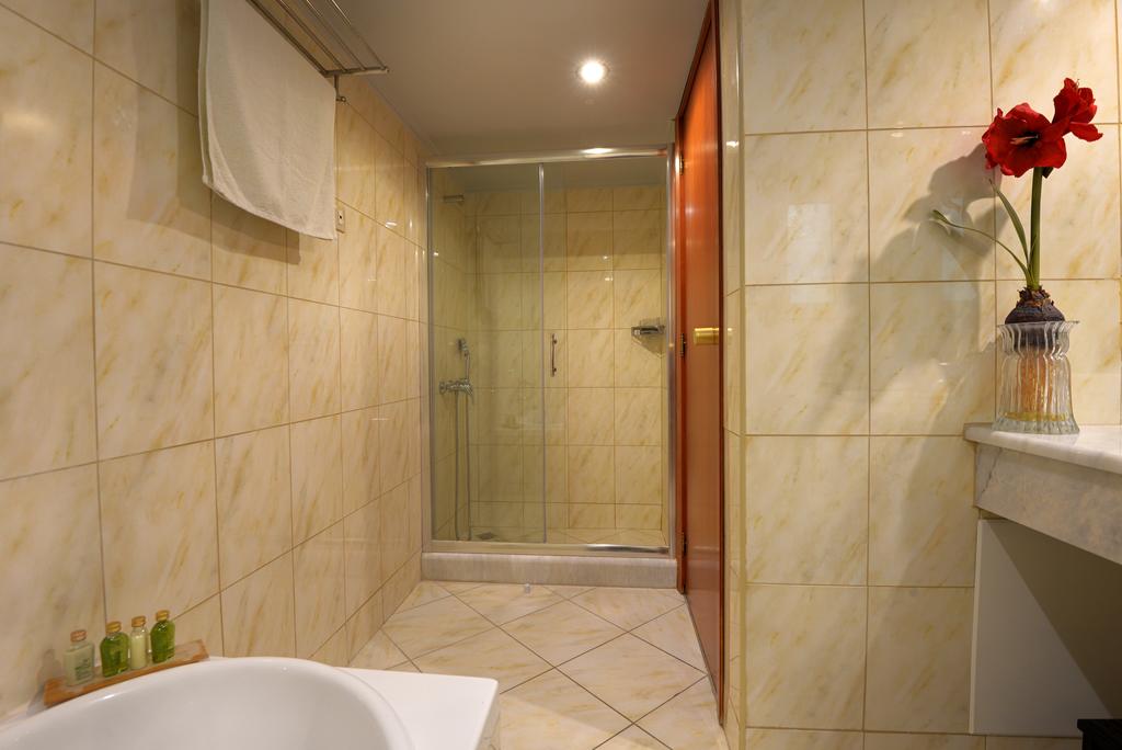 Hotel Ariti Grand bathroom.jpg