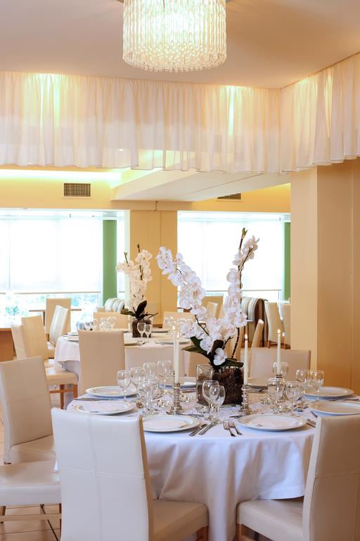 Hotel Ariti Grand restaurant.jpg
