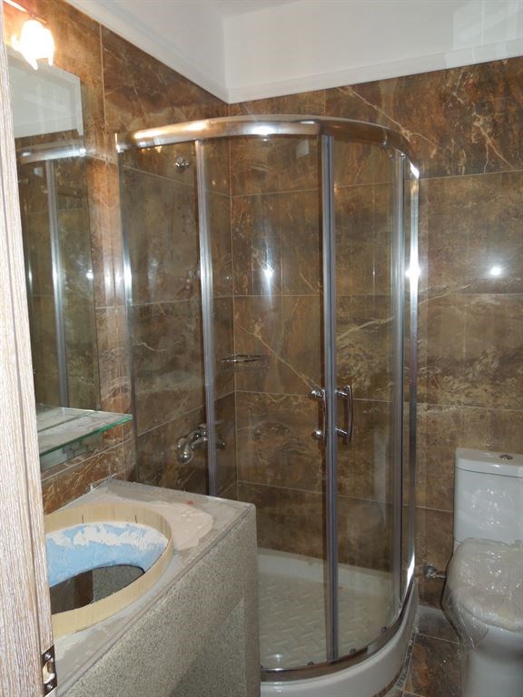 Hotel Artemis Plaza bathroom.jpeg